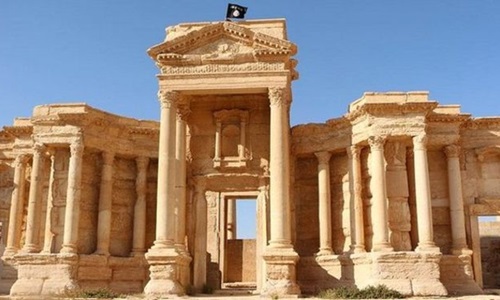 Lá cờ đen của tổ chức khủng bố IS xuất hiện trên một di tích cổ ở Palmyra từ tháng trước