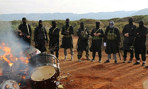 Phiến quân khủng bố IS ở Libya đốt một nhạc cụ trong video tuyên truyền