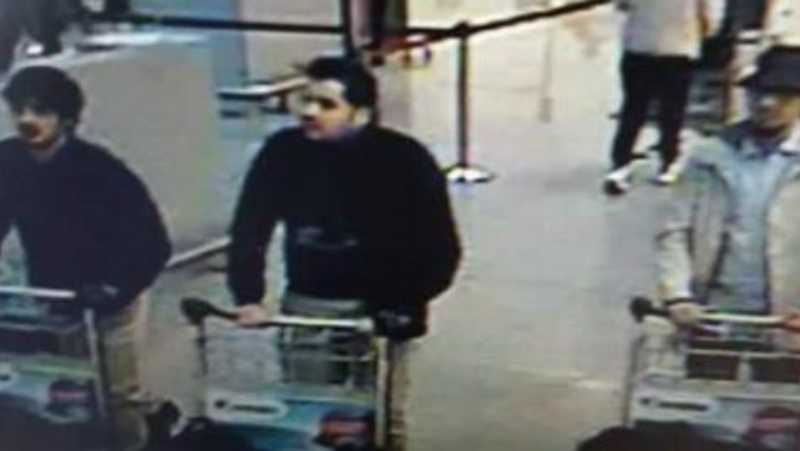 Ba nghi phạm vụ tấn công tại sân bay Zaventem ở thủ đô Brussels (Bỉ) ngày 22/3 qua hình ảnh camera an ninh