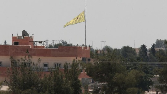 Lá cờ của YPG cắm gần biên giới Syria - Thổ Nhĩ Kỳ
