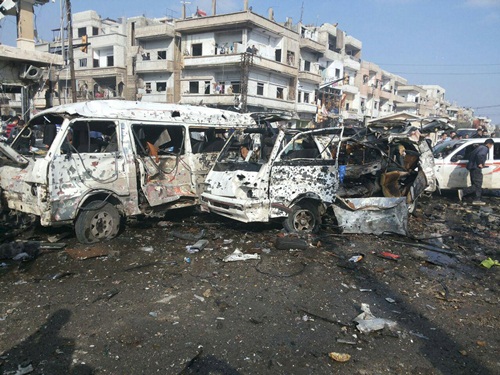 Xe ôtô bị phá hủy tại hiện trường hai vụ đánh bom của khủng bố IS ở thành phố Homs