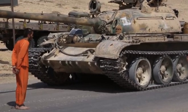 Tổ chức khủng bố IS tung video quay cảnh xe tăng của nhóm này cán qua người một binh sĩ Syria 