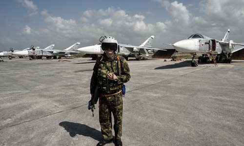 Phi công không quân Nga chuẩn bị lên phi cơ Su-24 tại căn cứ không quân Hmeimim của Nga ở Latakia, Syria
