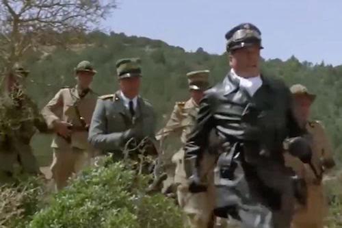 Một đoạn trong video cho thấy cảnh nhân vật của Oliver Reed đang nhìn quân đội Italy bị tấn công