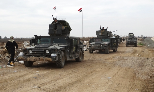 Các lực lượng an ninh Iraq điều khiển phương tiện quân sự hướng về trung tâm thành phố Ramadi ngày 24/12