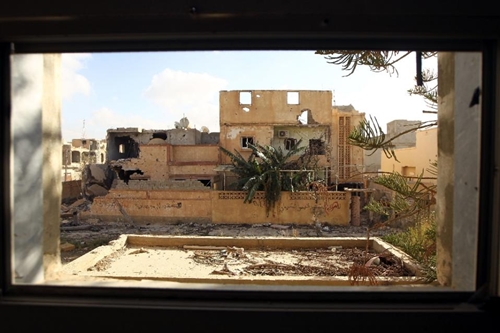 Một tòa nhà bị hư hại trong giao tranh ở thành phố Benghazi, Libya