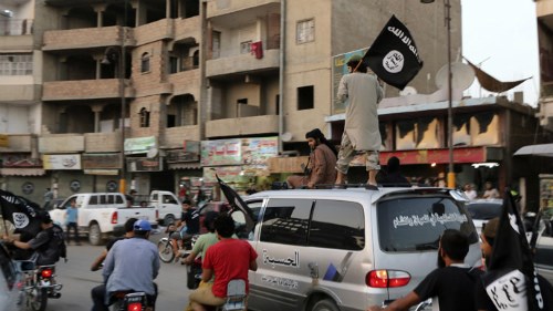 Thành viên thuộc tổ chức khủng bố IS vẫy cờ trên đường phố 