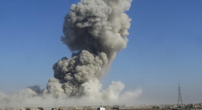 Khói bốc lên từ vị trí của tổ chức khủng bố IS bị liên quân Mỹ đánh bom ở Ramadi