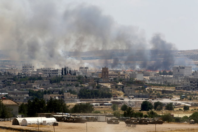 ​Khói lửa bốc lên từ một ngôi làng người Kurd ở Kobane 