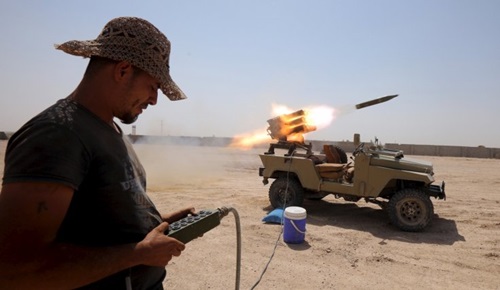 Thành viên lực lượng bán quân sự Iraq khai hỏa tên lửa nhằm vào cứ điểm của khủng bố IS bên ngoài thành phố Falluja, tỉnh Anbar