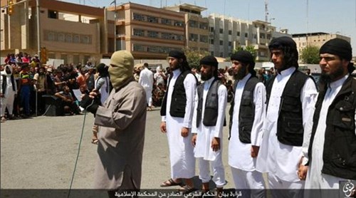 Thẩm phán IS đọc to cáo trạng , nhiều phiến quân thuộc tổ chức khủng bố IS đứng đằng sau.