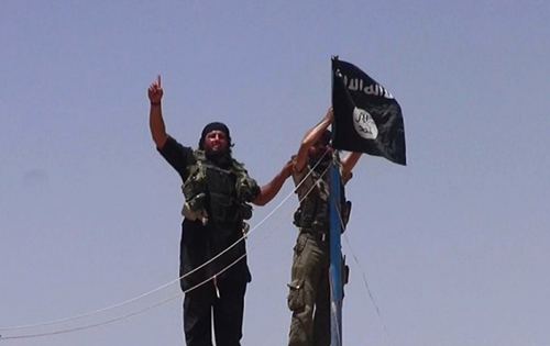 Tổ chức khủng bố IS eo cờ tại một vị trí phòng thủ ở biên giới Syria - Iraq tháng 6/2014