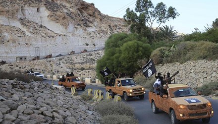 Đoàn xe của một nhóm trung thành với IS đi qua một con đường ở Derna, miền đông Libya