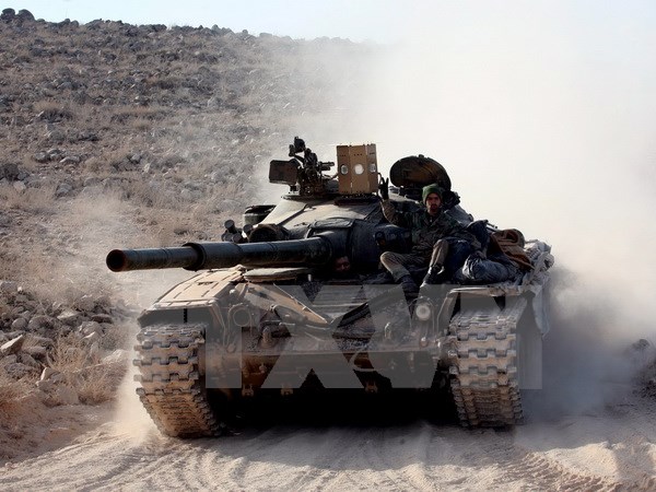 Xe tăng của quân đội chính phủ Syria trong chiến dịch quân sự truy quét phiến quân khủng bố IS
