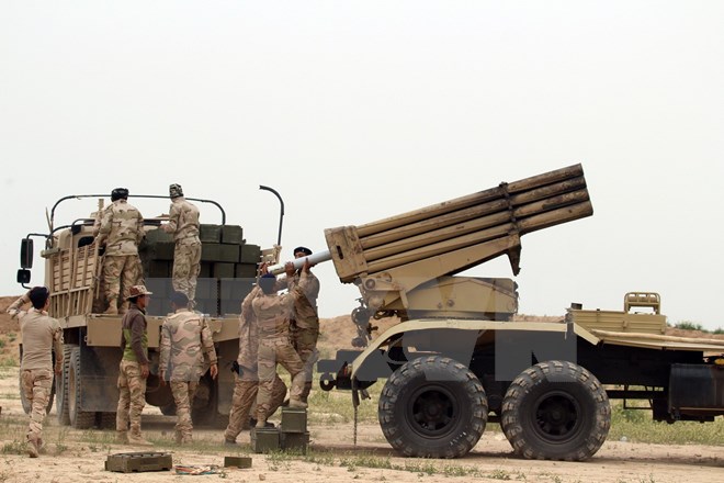 Binh sỹ quân đội Iraq chuẩn bị bệ phóng rocket trong chiến dịch chống khủng bố IS tại thành phố Makhmur