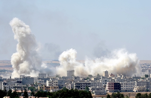 Cột khói bốc lên ở Kobani hôm 27/6 sau khi xảy ra một vụ nổ