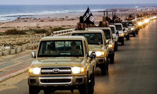 Đoàn xe của tổ chức khủng bố IS diễu hành ở thành phố Sirte, Libya