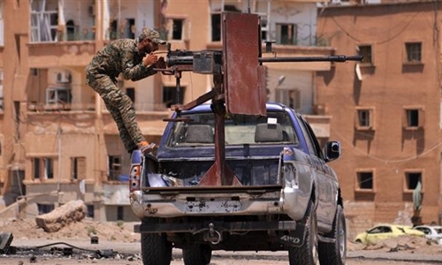 Thành viên Các đơn vị Bảo vệ Người dân (YPG) người Kurd chiến đấu chống lại tổ chức khủng bố IS ở khu al-Nashwa, Hasakeh, hôm 26/7