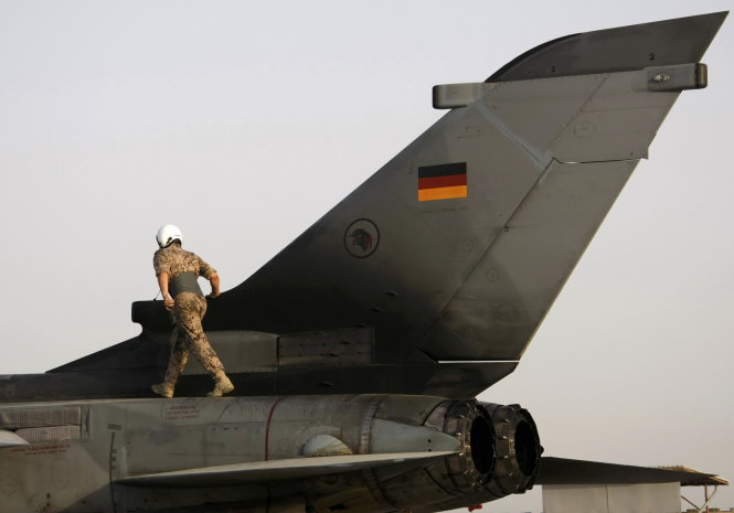 Một binh sĩ Đức đứng trên máy bay Tornado