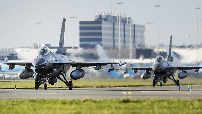 Hai chiếc F-16 của Không quân Hà Lan tham gia diễn tập ở Amsterdam, Hà Lan