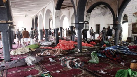 Hiện trường vụ đánh bom đẫm máu vào đền thờ ở Yemen hồi tháng 3-2015 
