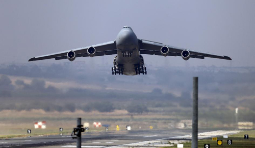 Một máy bay vận tải C-5 Galaxy của Mỹ cất cánh từ căn cứ không quân Incirlik ở Adana, Thổ Nhĩ Kỳ hôm 10/8