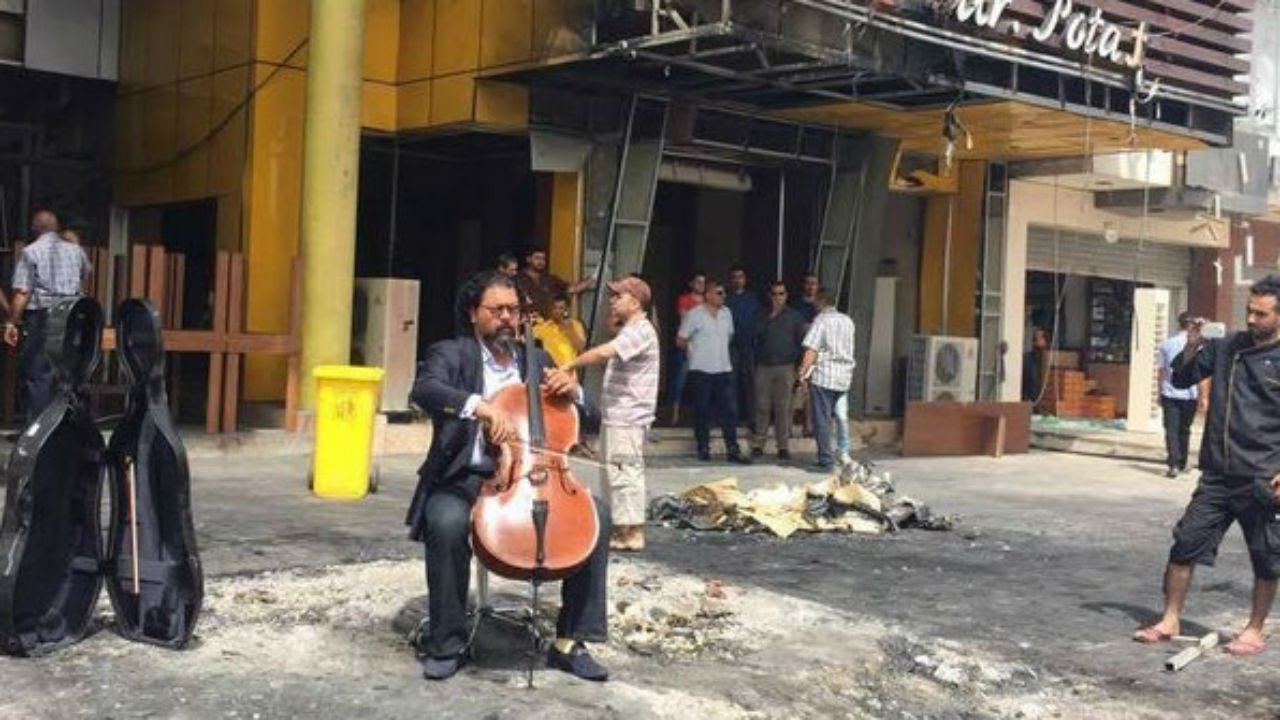 Nghệ sĩ Wasfi với tiếng đàn cello giữa cảnh hoang tàn do IS gây ra tại Iraq 