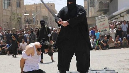 Phiến quân IS hành quyết phạm nhân trước đám đông