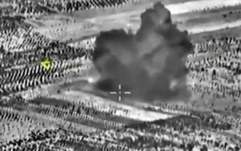 Khói bốc lên từ vị trí máy bay Nga vừa dội bom ở Syria