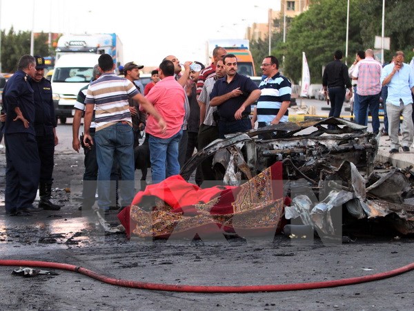 Cảnh sát Ai Cập điều tra tại hiện trường vụ nổ gần một trạm cảnh sát ở tỉnh Giza, gần thủ đô Cairo
