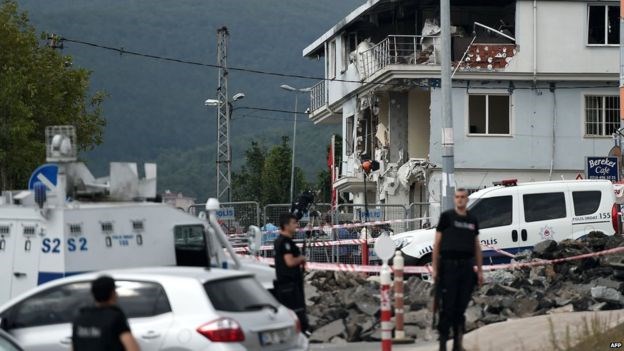 Hiện trường một vụ đánh bom xe do khủng bố IS thực hiện bên ngoài một đồn cảnh sát ở Sultanbeyli, thành phố Istanbul