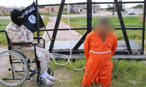Đao phủ khủng bố IS ngồi xe lăn của Nhà nước Hồi giáo chuẩn bị hành quyết một người đàn ông bị nghi là gián điệp