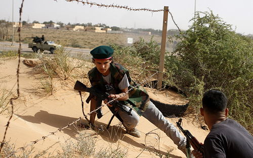 Một tay súng thuộc liên minh Libya Dawn trong chiến dịch chống IS ở khu vực gần thành phố Sirte