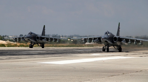 Hai chiến đấu cơ Su-25 chuẩn bị cất cánh ở căn cứ không quân Khmeimim chuẩn bị cho cuộc không kích khủng bố IS 