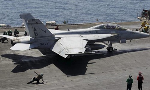 Chiến đấu cơ F/A-18E/F Super Hornet hôm 18/6 chuẩn bị cất cánh thực hiện nhiệm vụ không kích khủng bố IS từ tàu sân bay USS Theodore Roosevelt 