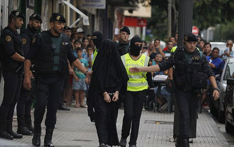 Cảnh sát áp giải thiếu nữ chuyên tuyển quân cho khủng bố IS tại Syria 
