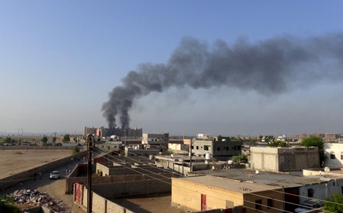 Khói bốc lên từ khách sạn al-Qasr sau khi nơi này bị khủng bố IS tấn công hôm 6/10
