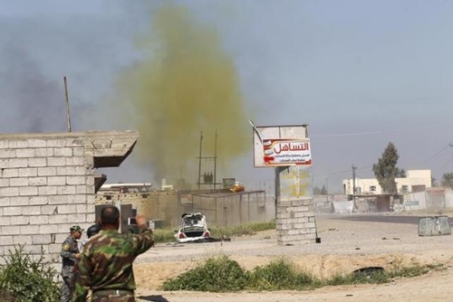 Cột khói màu giống khí độc chlorine xuất hiện sau khi quân đội Iraq kích nổ một quả bom sót lại ở thị trấn al-Alam, tỉnh Salahuddin, ngày 10/3