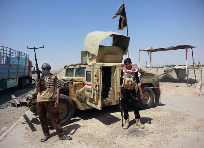 Các tay súng thuộc tổ chức khủng bố IS và xe bọc thép Humvee