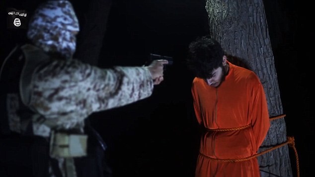 Khủng bố IS trói tù nhân vào cây và xử bắn