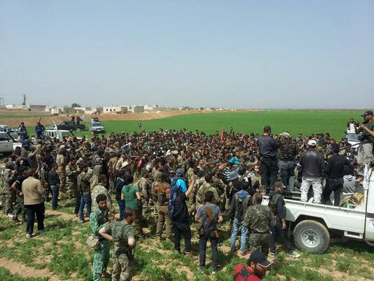 Các tay súng Quân đội Syria Tự do tập trung bên ngoài thị trấn Al-Rai, phía Bắc TP Aleppo