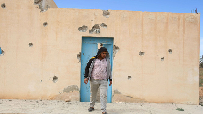 Một ngôi nhà đầy vết đạn bắn vì cuộc tấn công của nhóm khủng bố IS vào lực lượng an ninh Tunisia