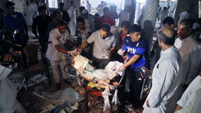 Mọi người đang tìm kiếm người bị nạn trong đống đổ nát sau vụ nổ một nhà thờ Hồi giáo ở Qatif, Ả rập Saudi
