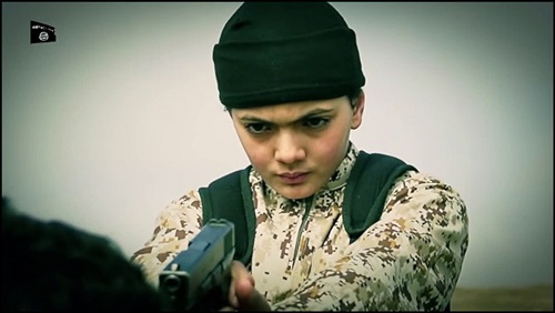Cậu bé người Bỉ thuộc tổ chức khủng bố IS dương súng chuẩn bị hành quyết một người bị chúng cáo buộc là gián điệp