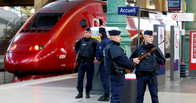 Cảnh sát Pháp tuần tra tại một ga tàu ngày 14/11