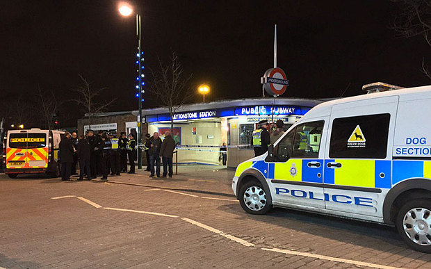 Cảnh sát bao vây hiện trường vụ tấn công khủng bố ở ga tàu điện ngầm London