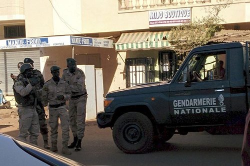 Lực lượng an ninh Mali bên ngoài khách sạn nơi xảy ra vụ khủng bố tấn công, bắt cóc con tin