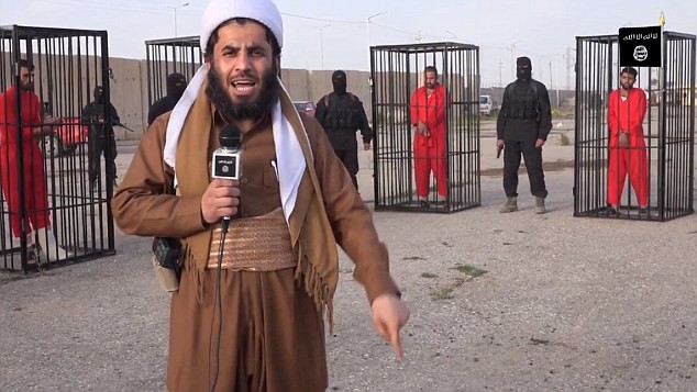 Phiến quân IS phỏng vấn từng con tin trước khi xử tử.