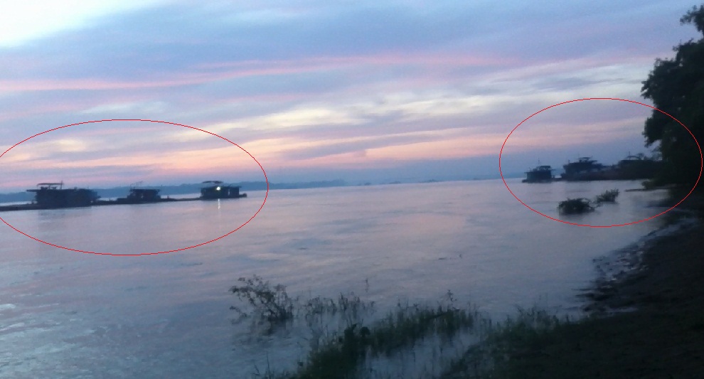 Những chiếc tàu hút cát trái phép trên sông Hồng đoạn qua thôn Cao Cương, xã Đông Quang, huyện Ba Vì, TP Hà Nội