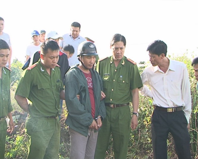 Kiều Quốc Huy được dẫn giải tới hiện trường vụ giết người chôn xác ở Lâm Đồng